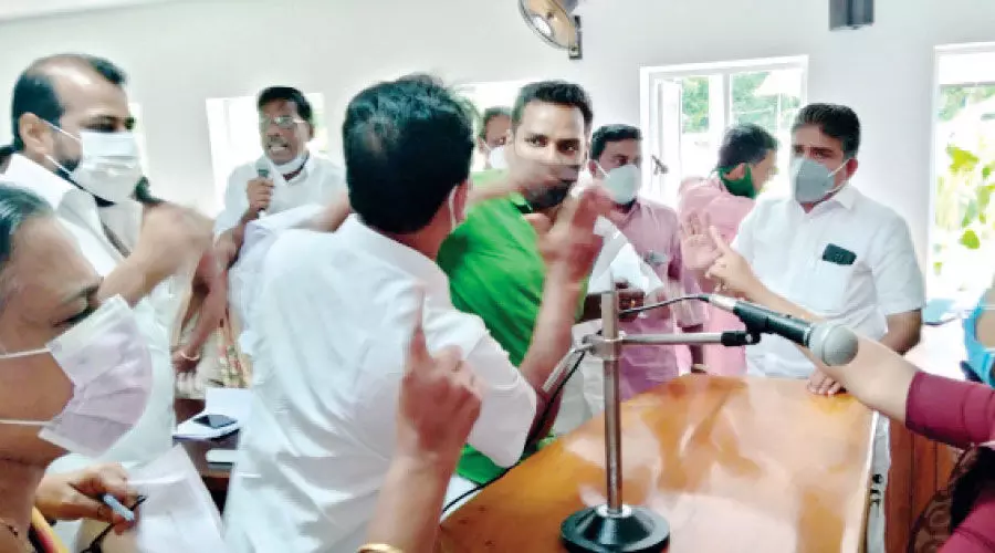 കരുവന്നൂർ ബാങ്കിൽനിന്നുള്ള പെൻഷൻ വിതരണം; നഗരസഭ യോഗത്തിൽ ൈകയാങ്കളി കരുവന്നൂർ ബാങ്കിൽനിന്നുള്ള പെൻഷൻ വിതരണം; നഗരസഭ യോഗത്തിൽ ൈകയാങ്കളി