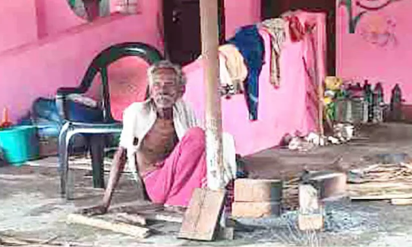 സ്കൂൾ തുറക്കുമ്പോൾ ചെല്ലപ്പനാശാരി വഴിയാധാരമാകും സ്കൂൾ തുറക്കുമ്പോൾ ചെല്ലപ്പനാശാരി വഴിയാധാരമാകും