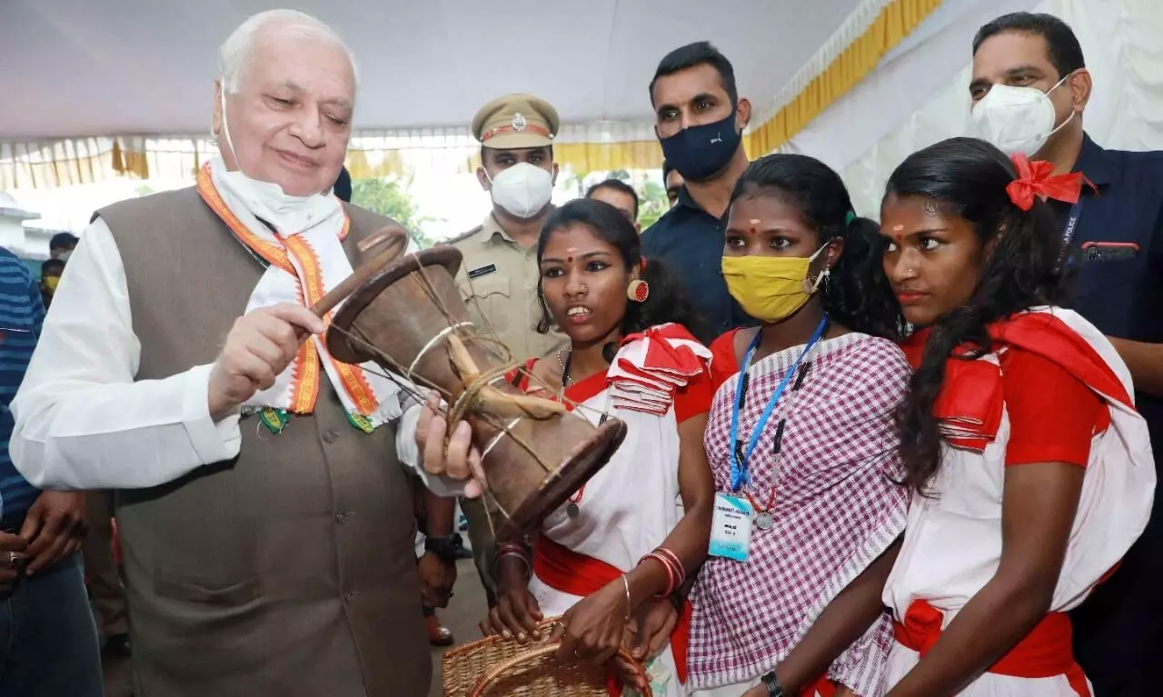 കുട്ടികൾക്കൊപ്പം ഗവർണർ; കോളനിയിൽ ആഘോഷതുടിമേളം കുട്ടികൾക്കൊപ്പം ഗവർണർ; കോളനിയിൽ ആഘോഷതുടിമേളം