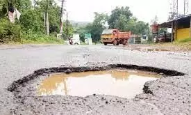 ബൈക്ക് റോഡിലെ കുഴിയിൽ വീണു; തെന്നിവീണ യുവാവ് ലോറി കയറി മരിച്ചു ബൈക്ക് റോഡിലെ കുഴിയിൽ വീണു; തെന്നിവീണ യുവാവ് ലോറി കയറി മരിച്ചു