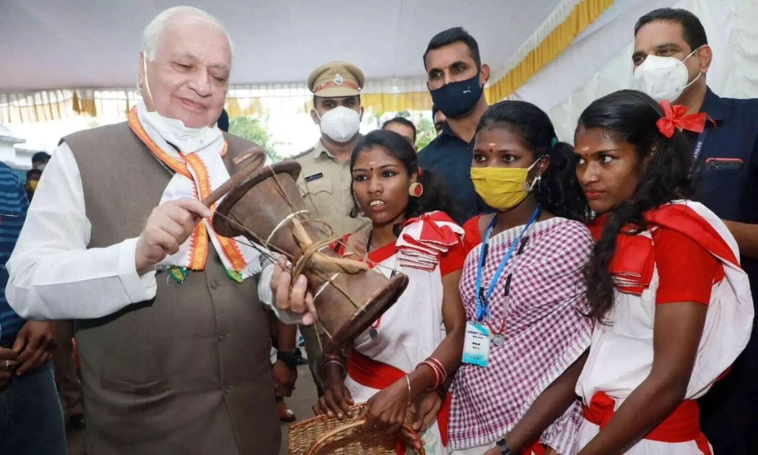 കുട്ടികൾക്കൊപ്പം ഗവർണർ; കോളനിയിൽ ആഘോഷതുടിമേളം