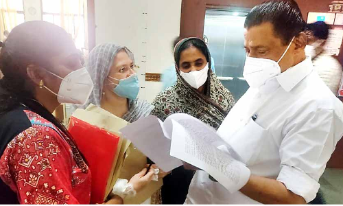 മഹിളാമാൾ സംരംഭകർ നീതിതേടി മുഖ്യമന്ത്രിയുടെ മുന്നിൽ