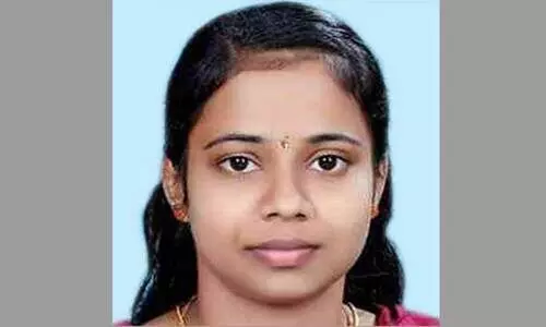 പയ്യാവൂരിൽ കാർ മറിഞ്ഞ് യുവതി മരിച്ചു; ഭർത്താവിനും കുഞ്ഞിനും പരിക്ക്