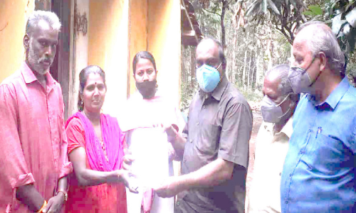 മുഖ്യമന്ത്രിയുടെ ഓഫിസ് കനിഞ്ഞു; ചോർന്നൊലിക്കാത്ത കൂരയിൽ  അഞ്ജലിക്കും അഞ്ജനക്കും ഇനി പഠിക്കാം