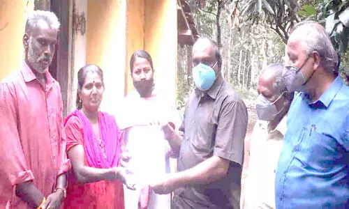 മുഖ്യമന്ത്രിയുടെ ഓഫിസ് കനിഞ്ഞു; ചോർന്നൊലിക്കാത്ത കൂരയിൽ  അഞ്ജലിക്കും അഞ്ജനക്കും ഇനി പഠിക്കാം