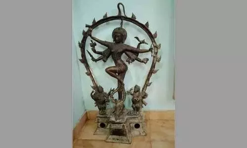 കാറിൽ ഒളിപ്പിച്ച വിഗ്രഹം പിടികൂടി