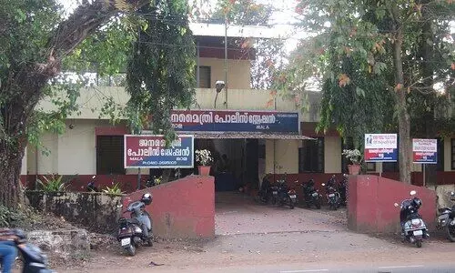 പൊ​ലീ​സ് സ്​​റ്റേ​ഷ​ന്​ മു​ന്നി​ൽ കമിതാക്കളുടെ വീ​ട്ടു​കാ​ർ ത​മ്മി​ൽ കൈ​യാ​ങ്ക​ളി; കേസെടുത്തു