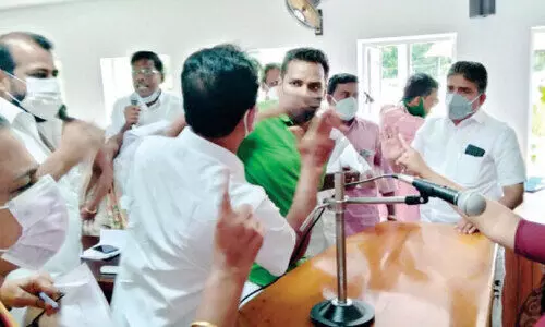 കരുവന്നൂർ ബാങ്കിൽനിന്നുള്ള പെൻഷൻ വിതരണം; നഗരസഭ യോഗത്തിൽ ൈകയാങ്കളി കരുവന്നൂർ ബാങ്കിൽനിന്നുള്ള പെൻഷൻ വിതരണം; നഗരസഭ യോഗത്തിൽ ൈകയാങ്കളി