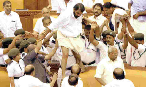 നിയമസഭ കൈയാങ്കളി കേസ്: വിദ്യാഭ്യാസ മന്ത്രി അടക്കമുള്ള നേതാക്കൾ നൽകിയ വിടുതൽ ഹർജിയിൽ വിധി പറയുന്നത് മാറ്റി