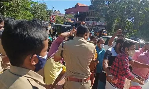 കോണ്‍ഗ്രസ് പ്രവര്‍ത്തകര്‍ തമ്മിൽതല്ലി; ചെന്നിത്തലയുടെ പരിപാടി റദ്ദാക്കി