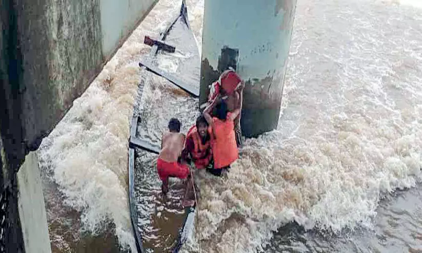 ച​മ്ര​വ​ട്ടം പാ​ല​ത്തി​ന് താ​ഴെ പു​ഴ​യി​ൽ  വി​ദ്യാ​ർ​ഥി​ക​ൾ ഒ​ഴു​ക്കി​ൽ​പെ​ട്ടു; അ​ഗ്​​നി​ര​ക്ഷാ​സേ​ന​  ര​ക്ഷ​പ്പെ​ടു​ത്തി