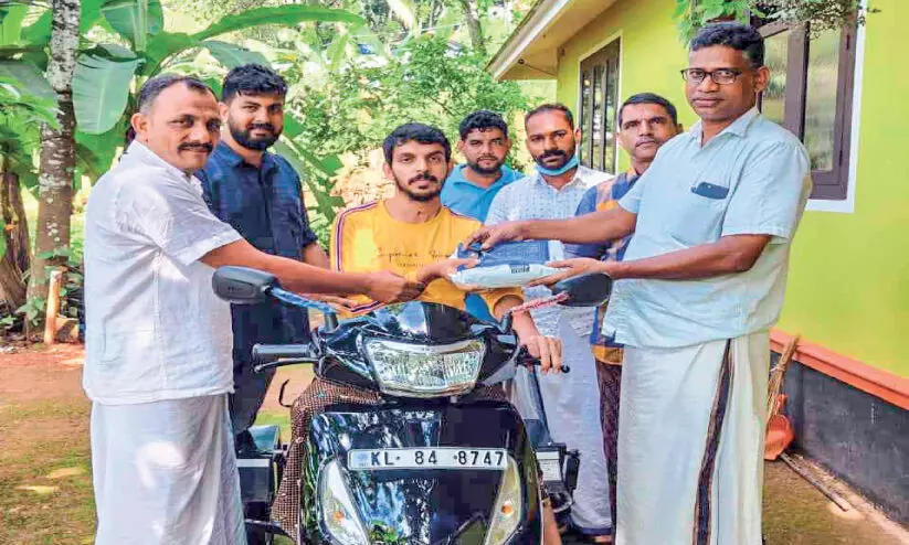 ജംഷീറിന് കൂട്ടായി ഇനി മുച്ചക്ര വാഹനം ജംഷീറിന് കൂട്ടായി ഇനി മുച്ചക്ര വാഹനം