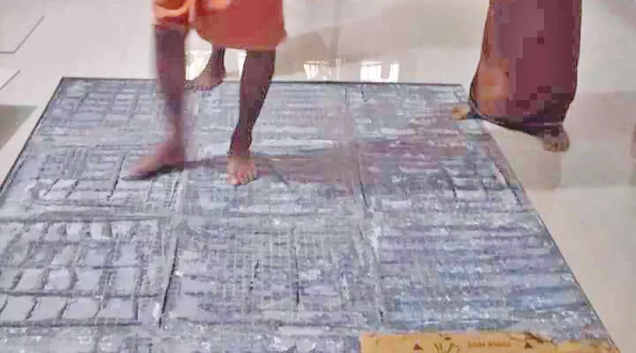 വീട്ടിനകത്ത് പതിച്ച ടൈലുകൾ പൊട്ടിത്തെറിച്ചു