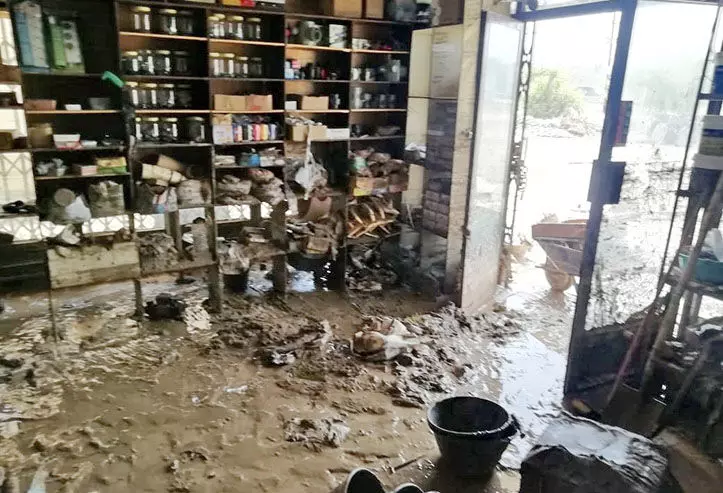 ച​ളി​യി​ൽ പു​ത​ഞ്ഞ്​ ക​ച്ച​വ​ട​സ്ഥാ​പ​ന​ങ്ങ​ൾ