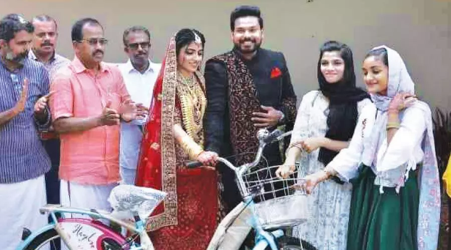 വിവാഹനാളിൽ ക്ല​ബി​ലേക്ക് സൈക്കിൾ സമ്മാനിച്ച് നവദമ്പതികൾ