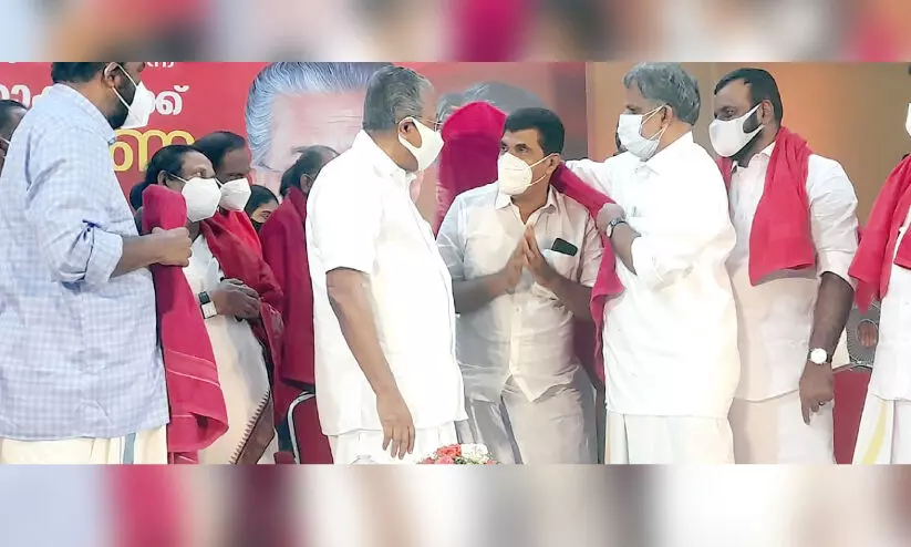 ഇല്ലിക്കൽ കുഞ്ഞുമോൻ സി.പി.എമ്മിൽ ചേർന്നു