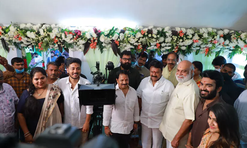 ഇനി സോഷ്യൽ മീഡിയയിലല്ല വെള്ളിത്തിരയിൽ; തെലുങ്കിൽ ആദ്യ ചിത്രമൊരുക്കി കാർത്തിക് ശങ്കർ ഇനി സോഷ്യൽ മീഡിയയിലല്ല വെള്ളിത്തിരയിൽ; തെലുങ്കിൽ ആദ്യ ചിത്രമൊരുക്കി കാർത്തിക് ശങ്കർ