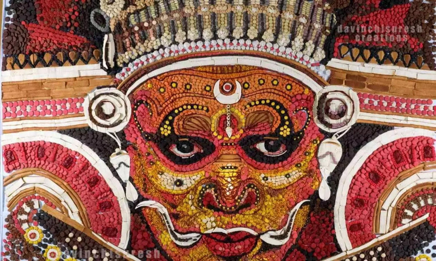 ബേക്കറി ബിസ്ക്കറ്റിൽ ഭീമൻ തെയ്യമൊരുക്കി ഡാവിഞ്ചി സുരേഷ്