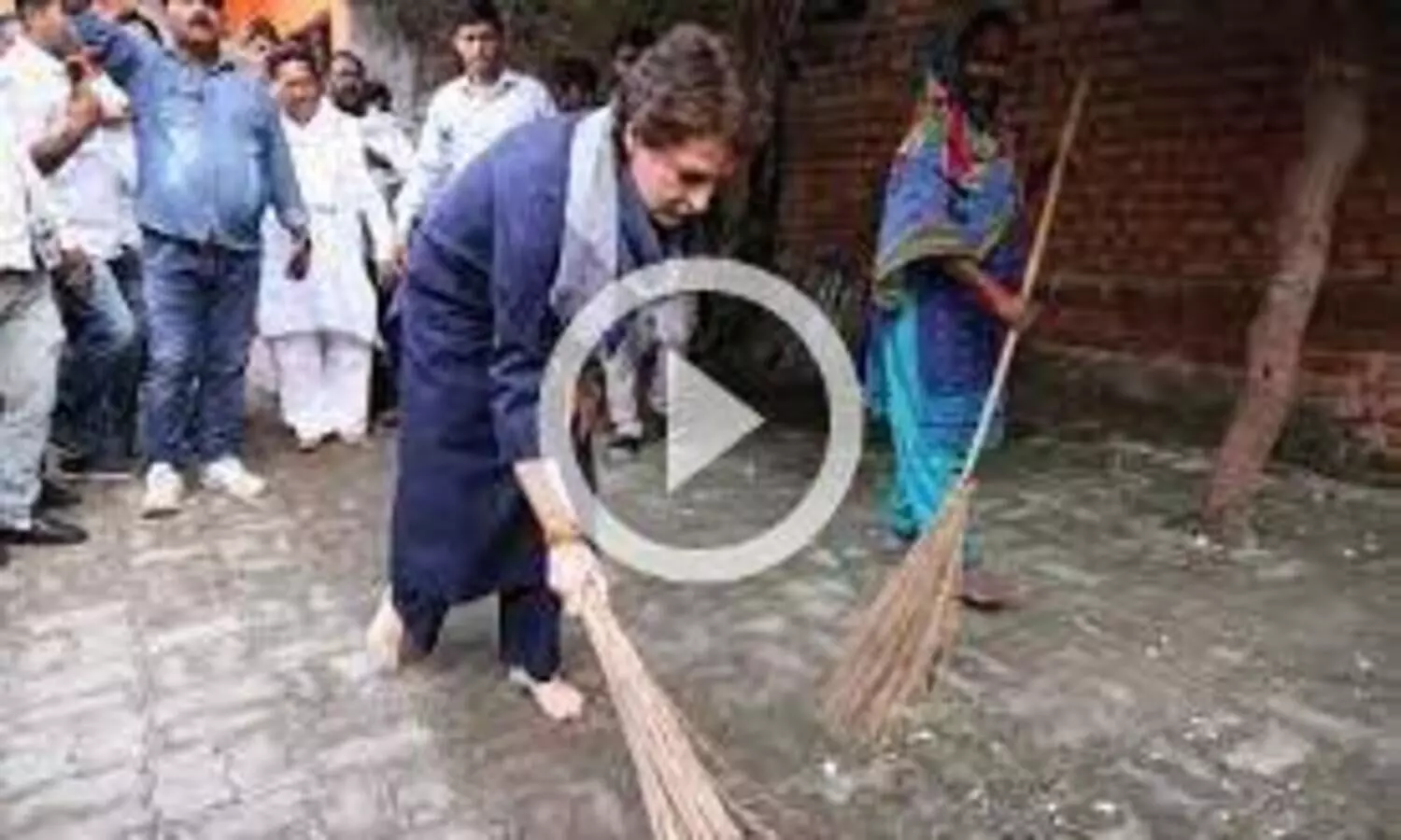 തെരുവ് തൂത്തുവാരി യു.പി മുഖ്യമന്ത്രിക്ക് പ്രിയങ്ക ഗാന്ധിയുടെ മറുപടി