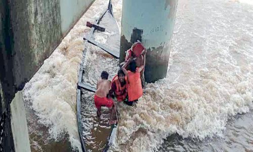 ച​മ്ര​വ​ട്ടം പാ​ല​ത്തി​ന് താ​ഴെ പു​ഴ​യി​ൽ  വി​ദ്യാ​ർ​ഥി​ക​ൾ ഒ​ഴു​ക്കി​ൽ​പെ​ട്ടു; അ​ഗ്​​നി​ര​ക്ഷാ​സേ​ന​  ര​ക്ഷ​പ്പെ​ടു​ത്തി