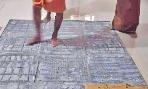 വീട്ടിനകത്ത് പതിച്ച ടൈലുകൾ പൊട്ടിത്തെറിച്ചു