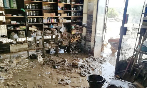 ച​ളി​യി​ൽ പു​ത​ഞ്ഞ്​ ക​ച്ച​വ​ട​സ്ഥാ​പ​ന​ങ്ങ​ൾ