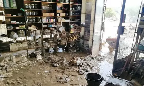 ചളിയിൽ പുതഞ്ഞ് കച്ചവടസ്ഥാപനങ്ങൾ ചളിയിൽ പുതഞ്ഞ് കച്ചവടസ്ഥാപനങ്ങൾ