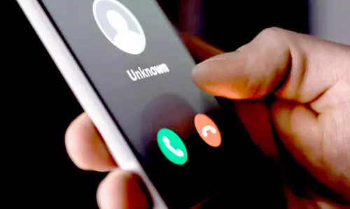 ഫോ​ൺ​കാ​ളി​ൽ വ​ഞ്ചി​ത​രാ​ക​രു​ത്