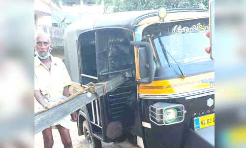 ഓടിക്കൊണ്ടിരുന്ന ഓട്ടോയിലേക്ക് വൈദ്യുതി തൂണ്​ വീണു