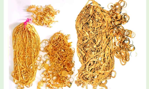 രേ​ഖ​ക​ളി​ല്ലാ​തെ കൊ​ണ്ടു​വ​ന്ന ഒ​ന്ന​ര​ക്കോ​ടി​യു​ടെ സ്വ​ർ​ണം പി​ടി​കൂ​ടി