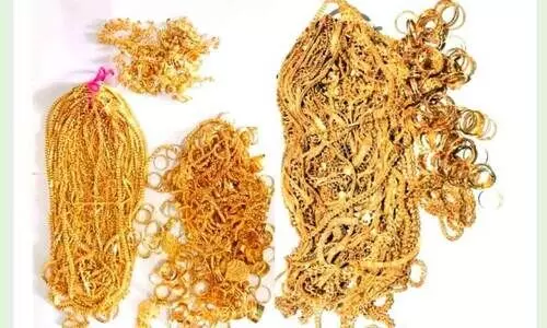 രേ​ഖ​ക​ളി​ല്ലാ​തെ കൊ​ണ്ടു​വ​ന്ന ഒ​ന്ന​ര​ക്കോ​ടി​യു​ടെ സ്വ​ർ​ണം പി​ടി​കൂ​ടി