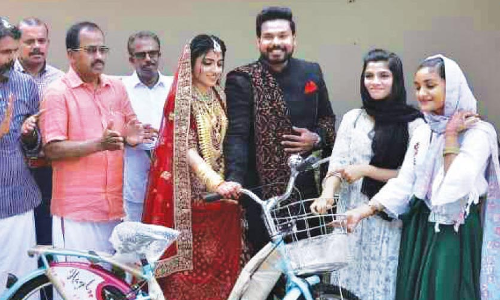 വിവാഹനാളിൽ ക്ല​ബി​ലേക്ക് സൈക്കിൾ സമ്മാനിച്ച് നവദമ്പതികൾ