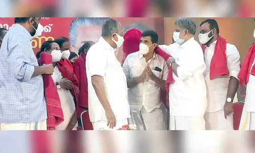 ഇല്ലിക്കൽ കുഞ്ഞുമോൻ സി.പി.എമ്മിൽ ചേർന്നു