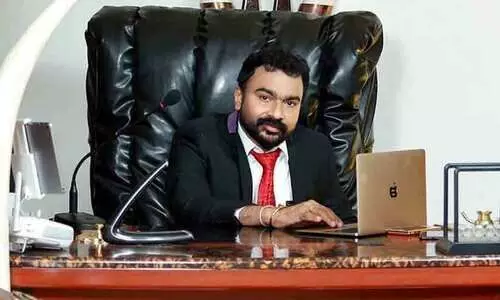 മോൻസൺ കേസിൽ മിണ്ടാതിരിക്കണോയെന്ന് സർക്കാറിനോട് ഹൈകോടതി മോൻസൺ കേസിൽ മിണ്ടാതിരിക്കണോയെന്ന് സർക്കാറിനോട് ഹൈകോടതി