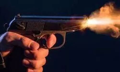 സ്കൂൾ കുട്ടികൾക്ക്​ തോക്ക്  പരിചയപ്പെടുത്തുന്നതിനിടെ അബദ്ധത്തിൽ വെടിപൊട്ടി