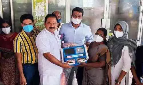 താലൂക്ക് ആശുപത്രിക്ക് ഡിഫിബ്രിലേറ്റർ കൈമാറി