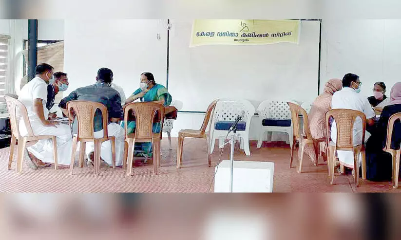 നിലമ്പൂരിൽ വനിത കമീഷൻ അദാലത്ത്: 61 പരാതി ലഭിച്ചു, 15 എണ്ണത്തിൽ തീർപ്പ് നിലമ്പൂരിൽ വനിത കമീഷൻ അദാലത്ത്: 61 പരാതി ലഭിച്ചു, 15 എണ്ണത്തിൽ തീർപ്പ്