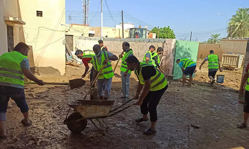 മുട്ടറ്റം ചളിയിൽ വീടുകൾ; ശുചീകരണ യത്നവുമായി മലയാളികൾ