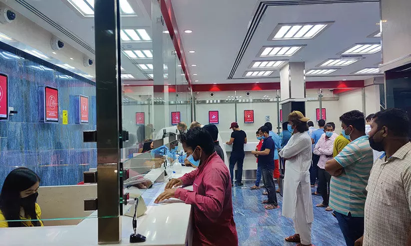 മൂല്യമിടിഞ്ഞ് രൂപ; പണമയക്കാൻ തിരക്കുകൂട്ടി പ്രവാസികൾ മൂല്യമിടിഞ്ഞ് രൂപ; പണമയക്കാൻ തിരക്കുകൂട്ടി പ്രവാസികൾ