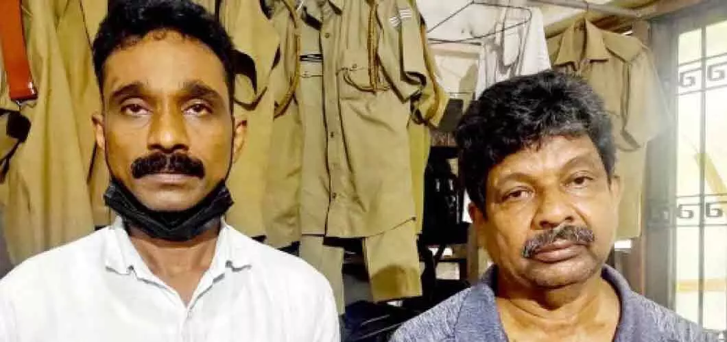 കണ്ണൂരില് 2500 കിലോ പുകയില ഉൽപന്ന വേട്ട; രണ്ടുപേര് പിടിയില് കണ്ണൂരില് 2500 കിലോ പുകയില ഉൽപന്ന വേട്ട; രണ്ടുപേര് പിടിയില്