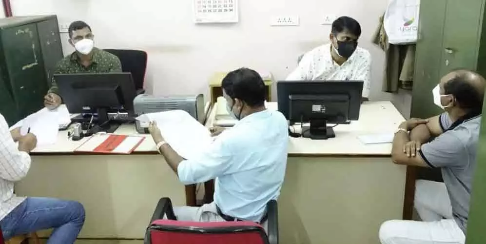 കാഞ്ഞങ്ങാട് എ.എം.വി.െഎയുടെ വീട്ടിലും ഓഫിസിലും വിജിലൻസ് പരിശോധന കാഞ്ഞങ്ങാട് എ.എം.വി.െഎയുടെ വീട്ടിലും ഓഫിസിലും വിജിലൻസ് പരിശോധന