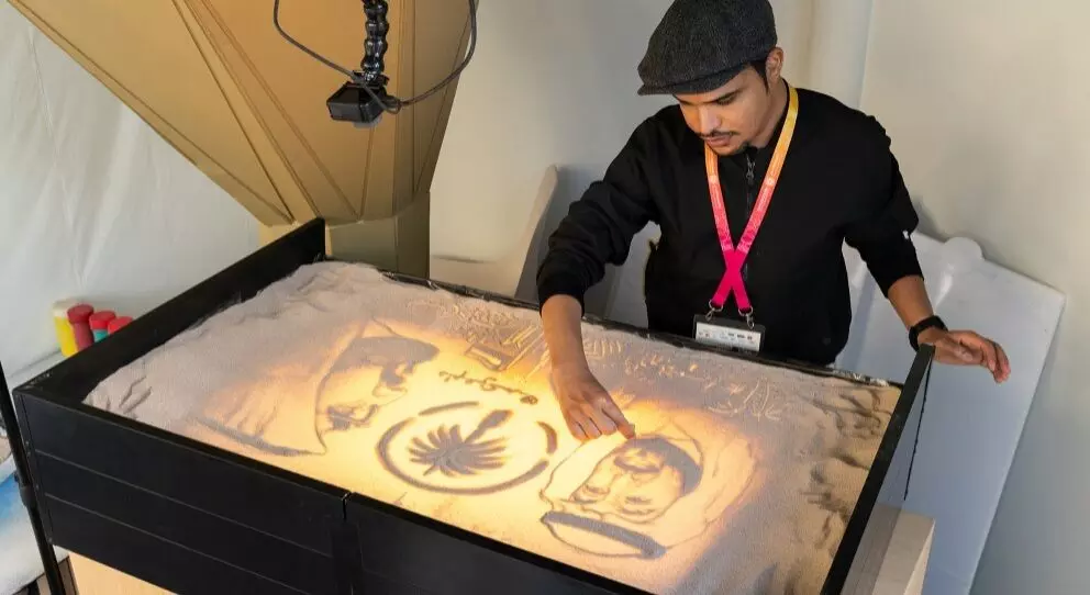 മനം മയക്കുന്ന മണൽ ചിത്രങ്ങൾ; എക്​സ്​പോയിൽ തിളങ്ങി സുലൈമാൻ അൽ ഇൻസി