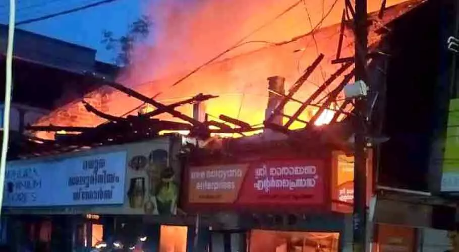 ആറ്റിങ്ങൽ നഗരത്തിൽ തീപിടിത്തം; രണ്ട് കടകൾ പൂർണമായി നശിച്ചു ആറ്റിങ്ങൽ നഗരത്തിൽ തീപിടിത്തം; രണ്ട് കടകൾ പൂർണമായി നശിച്ചു