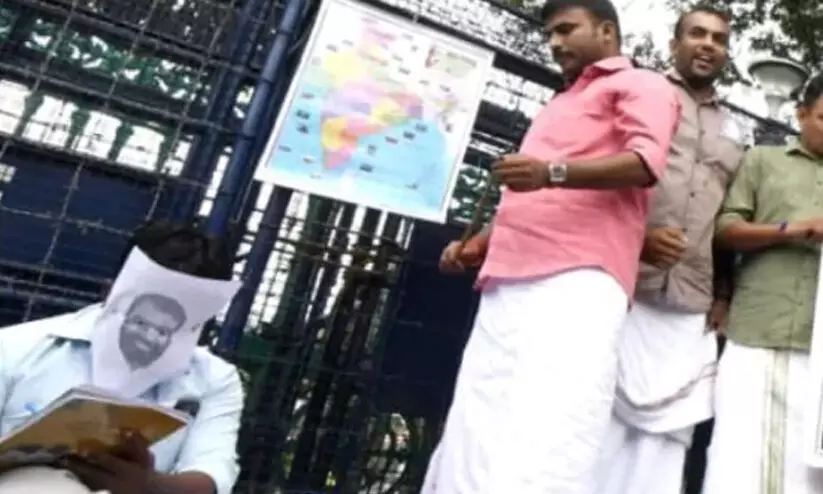 സംസ്ഥാനങ്ങളുടെ എണ്ണം പിഴച്ച മന്ത്രിക്കെതിരെ പ്രതിഷേധിച്ച യുവമോർച്ചക്കും തെറ്റി സംസ്ഥാനങ്ങളുടെ എണ്ണം പിഴച്ച മന്ത്രിക്കെതിരെ പ്രതിഷേധിച്ച യുവമോർച്ചക്കും തെറ്റി