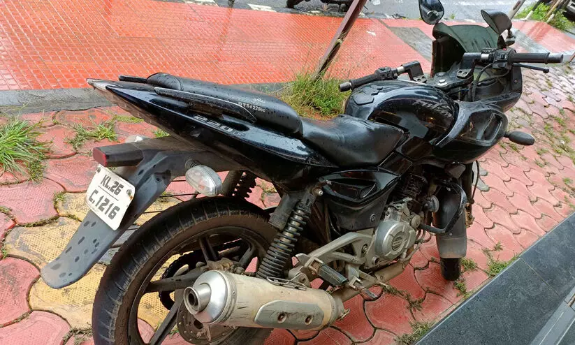 ക​ട്ടെടുത്ത ബൈക്ക്​ സ്റ്റാർട്ടായില്ല, പി​റ്റേന്നും ആവർത്തിച്ചതോടെ നാട്ടുകാർ പൊക്കി; പ്രതിയെ കണ്ടവർ ഞെട്ടി