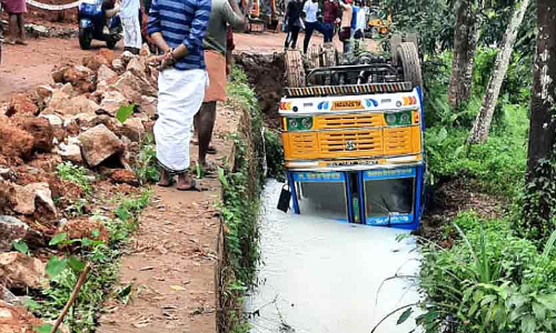 മിൽമ ടാങ്കർ മറിഞ്ഞു; 8000 ലിറ്റർ പാ​ൽ ഒ​ഴു​കി​പ്പോ​യി