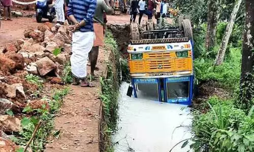 മിൽമ ടാങ്കർ മറിഞ്ഞു; 8000 ലിറ്റർ പാ​ൽ ഒ​ഴു​കി​പ്പോ​യി