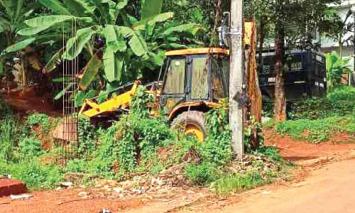 പൊ​ലീ​സ് ക​സ്​​റ്റ​ഡി​യി​ലെ​ടു​ക്കു​ന്ന വാ​ഹ​ന​ങ്ങ​ൾ കൊണ്ട് ബുദ്ധിമുട്ടി ഒരു കുടുംബം