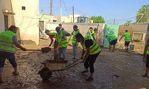 മുട്ടറ്റം ചളിയിൽ വീടുകൾ; ശുചീകരണ യത്നവുമായി മലയാളികൾ