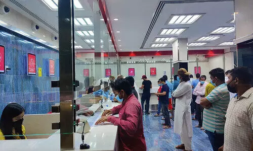 മൂല്യമിടിഞ്ഞ്​ രൂപ; പണമയക്കാൻ തിരക്കുകൂട്ടി പ്രവാസികൾ